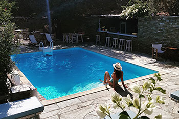 Détente à la piscine de Andromeda à Sifnos