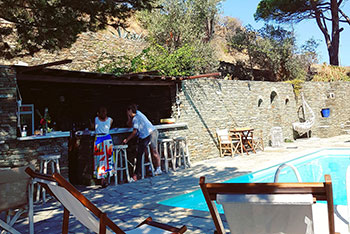 Le bar de la piscine à Andromeda