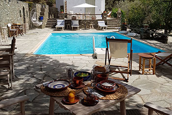 Petit déjeuner au bar de la piscine de Andromeda Sifnos