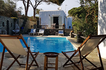 Un salon avec chaises longues à la piscine